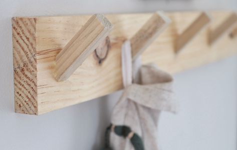 DIY Peg Hanger Wooden Hooks Diy, Peg Rack Diy, Diy Dowel Coat Rack, Wooden Coat Hanger Ideas, Diy Dowel Wall Hooks, Diy Wall Hook Rack, Diy Peg Coat Rack, Diy Wood Coat Rack Wall, Wall Coat Rack Ideas Entryway Diy