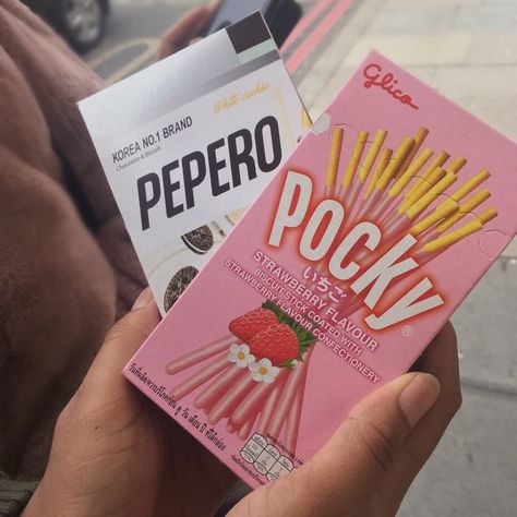 Pepero Day, Ignore Text, Pink Snacks, Food Japan, White Cookie, Korean Snacks, Food Aesthetics, Chocolate Brands, Singing In The Rain