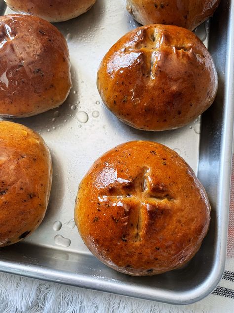 Guyanese Cross Buns Recipe, Guyanese Hot Cross Buns Recipe, Chocolate Apple Pops, Hot Cross Buns Recipe Easy, Cross Buns Recipe, Trinidadian Recipes, Guyanese Recipes, Cardamom Buns, Sticky Buns Recipes