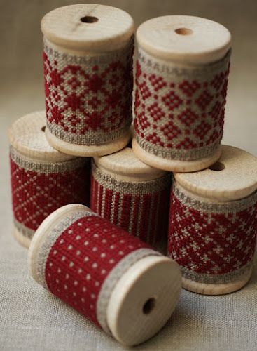 Spool Crafts Wooden, Bobbin Ornaments, Spool Art, Wooden Spool Crafts, Spool Ideas, Wash Tape, Red Cross Stitch, Spools Of Thread, Spool Crafts