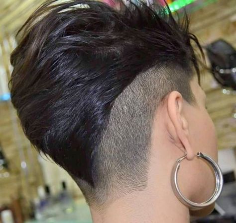 outline buzz Androgynous Haircut, Funky Short Hair, Mohawk Hairstyles, Short Hair Undercut, Super Short Hair, Sassy Hair, Undercut Hairstyles, Cute Hairstyles For Short Hair, Short Haircut