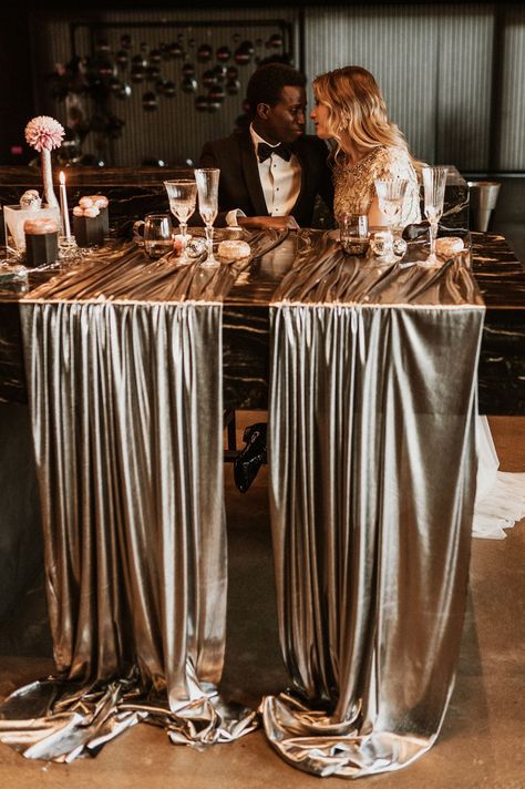 Metallic Gold Table Cover for Wedding Black And Silver Gala Decor, Metallics Wedding Theme, Mixed Metal Wedding Decor, Nye Wedding Decor, Metallic Wedding Theme, Balloon Wedding Decor, Groom Black Tie, Wedding Contemporary, Tropical Disco