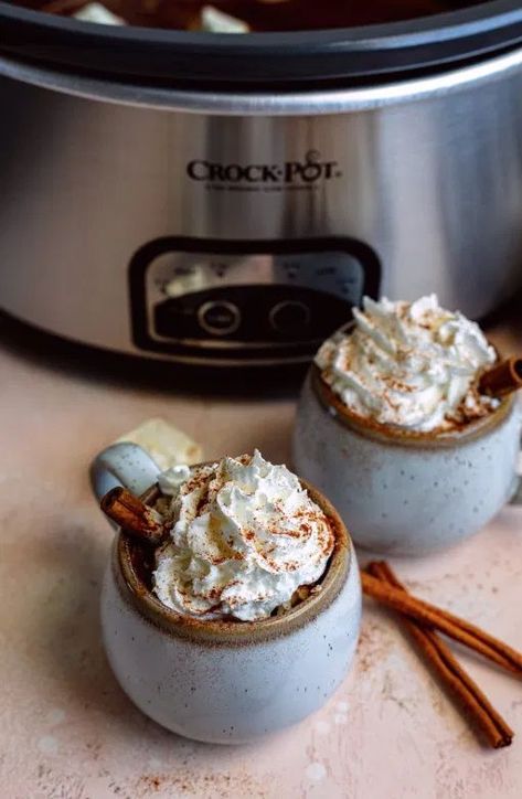 Slow cooker boozy hot chocolate Boozy Hot Cocoa Bar, Crockpot Alcoholic Drinks, Spiked Hot Chocolate Crockpot, Boozy Hot Chocolate Bar, Alc Drinks, Holiday Crockpot, Vodka Hot Chocolate, Alcoholic Hot Chocolate, Crockpot Drinks