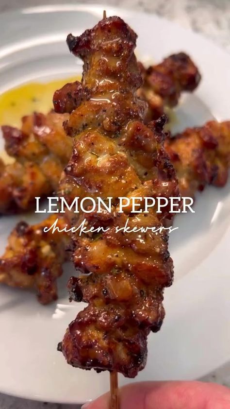 Yummmy lemon pepper chicken skewers 😋😋🤤🤤 #foodislife #hungrytummy | By Ecnarf Ayaba Lemon Pepper Chicken Skewers, Crockpot Healthy, Kabob Recipes, Lemon Pepper Chicken, Tasty Recipes Videos, Pepper Chicken, Chicken Meat, Makanan Diet, Good Eat