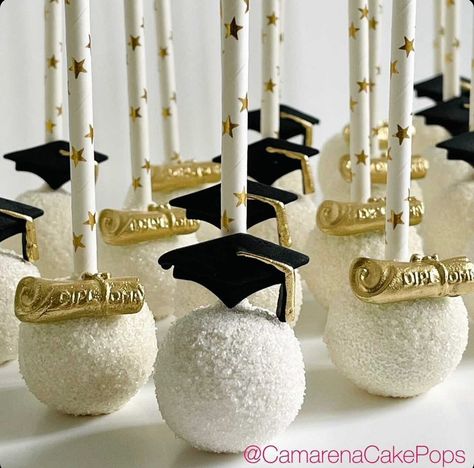 Graduation Cakepops are the perfect open house/party dessert! Love these gorgeous pops from @camarenacakepops 🎓✨🎓✨🎓 SCROLL to see all… | Instagram Owl Graduation, Graduation Cake Pops, Dessert Table Graduation, Graduation Cap And Diploma, Diy Graduation Decorations Party, Graduation Cake Designs, Cap And Diploma, Graduation Party Desserts, Graduation Treats