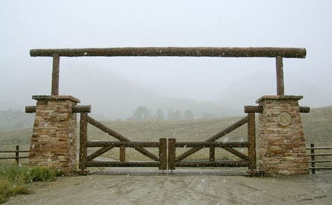 Gate Pictures, Farm Entrance, Ranch Gates, Driveway Entrance, Farm Gate, Front Gates, Home On The Range, Western Homes, Driveway Gate