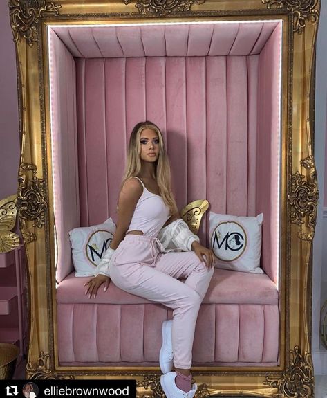 Pink Selfie Room, Pink Selfie Wall, Selfie Mirror Salon, Instagrammable Walls Interior, Selfie Wall Ideas Salon, Pink Salon Mirror, Mirror Selfie Boutique, Pink Salon Aesthetic, Beauty Room Salon