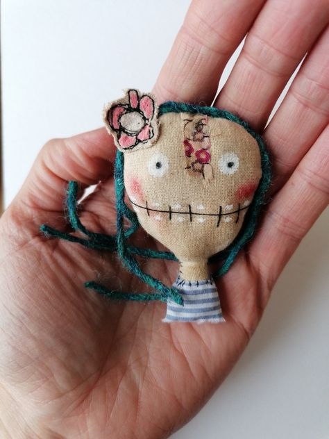 Stained Fabric, Fabric Art Doll, Doll Making Patterns, Assemblage Art Dolls, Zombie Dolls, Doll Brooch, Doll Plushies, Cloth Dolls Handmade, Felt Ideas