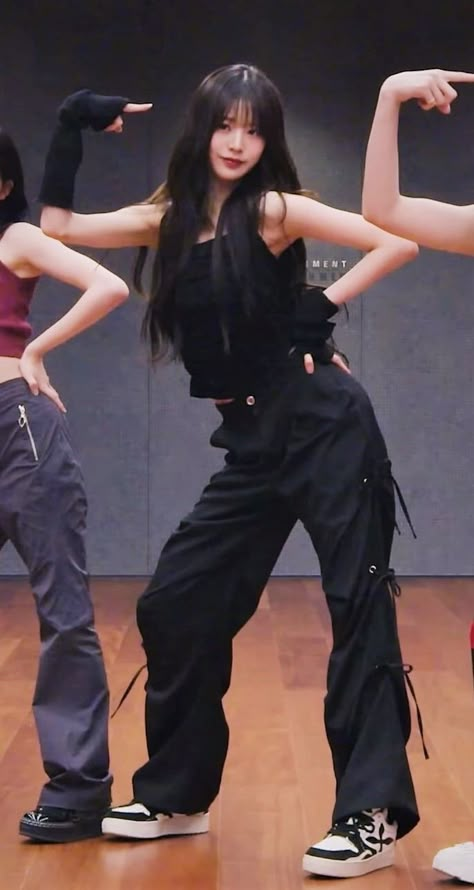 Wonyoung Dance Practice Outfit, Wonyoung Dance Practice, Wonyoung Dance, Mafia Clothes, Triangle Outfits, Inverted Triangle Outfits, K Pop Moments, She Is Art, Punk Street Style