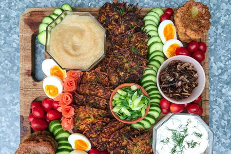 Charcuterie Board Hannukah, Hanukkah Board Ideas, Chanukah Charcuterie Board, Jewish Charcuterie Board, Hannukah Party Food, Hanukkah Dinner Party, Hanukkah Charcuterie Board, Latke Board, Hanukkah Brunch