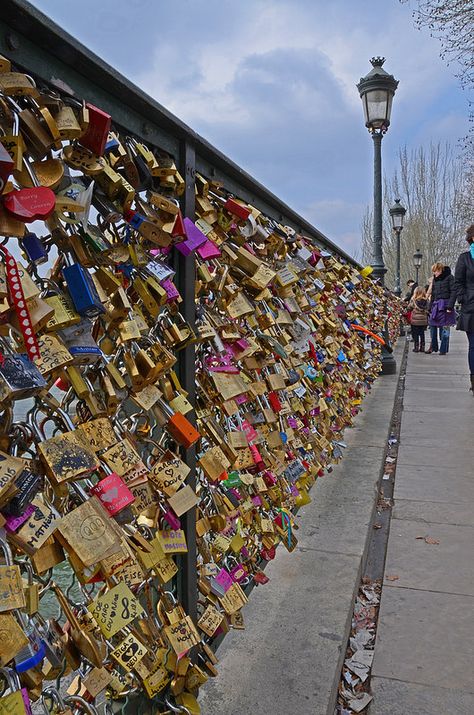 Lover's bridge Paris, France Gcse Lock, Angelica Aesthetic, Locks Of Love, Love Bridge, Tea Wallpaper, Lock Bridge, Parisian Life, France Photography, Paris Images