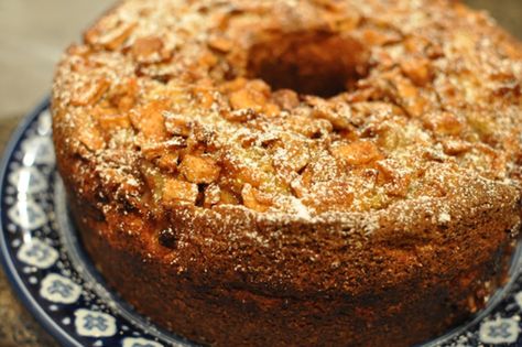 Jewish Apple Cake Cake On A Plate, Jewish Apple Cake, Dense Cake, Apple Cakes, Jewish Holiday Recipes, Easy Apple Cake, French Apple Cake, Fresh Apple Cake, Apple Cake Recipes