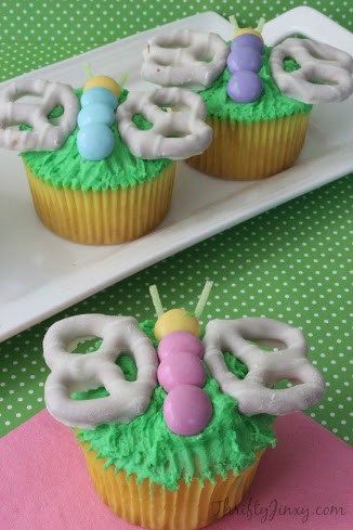 30+ adorable and easy Easter desserts for kids. These cute Easter dessert recipes include cupcakes, cookies, cakes, brownies, and more. Easter Cupcake Recipes, Butterfly Cupcakes, Easter Snacks, Spring Butterfly, Easter Desserts Recipes, Cupcakes Decorados, Diy Ostern, Cheesecake Cupcakes, Cupcakes Recipe