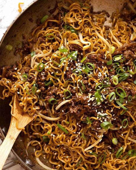 Quick Asian Beef and Noodles (ground beef) in a skillet, fresh off the stove Asian Beef And Noodles, Beef Ramen Noodle Recipes, Noodles Ground Beef, Beef Ramen Noodles, Quick Ramen, Beef Ramen, Leftover Steak, Noodles Recipes, Fast Meals