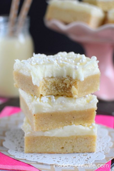 Two times the eggnog in these easy cookie bars will satisfy all the eggnog lovers this holiday. Eggnog Desserts, Easy Cookie Bars, Eggnog Dessert, Eggnog Recipes, Easy Eggnog, Cookie Bars Easy, Sugar Cookie Bars, Eggnog Recipe, Egg Nog