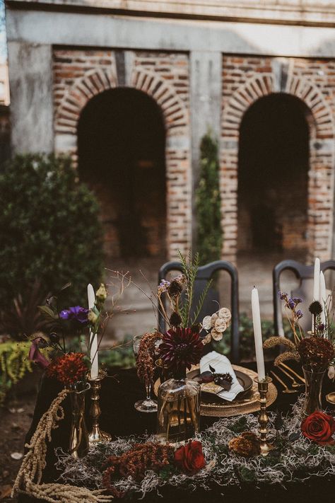 Goth Wedding Table Centerpieces, Gothic Maximalism, Moody Wedding Ideas, Gothic Bouquet, Gilded Wedding, Horror Wedding, Moody Wedding Decor, Victorian Wedding Themes, Purple Lisianthus