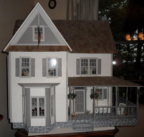 Picture English House Design, Victorian Farmhouse Decor, Victorian Dollhouse Miniatures, Farmhouse Dollhouse, Victorian House Colors, Balcony Roof, Farmhouse Victorian, Victorian Porch, Bedroom Sitting