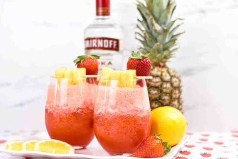 Spiked Strawberry Pineapple Lemonade Strawberry Vodka Drinks, Spiked Lemonade Recipe, Boozy Watermelon, Smirnoff Drinks, Smirnoff Cocktail, Absolut Citron, Spiked Lemonade, Pineapple Vodka, Strawberry Cocktails