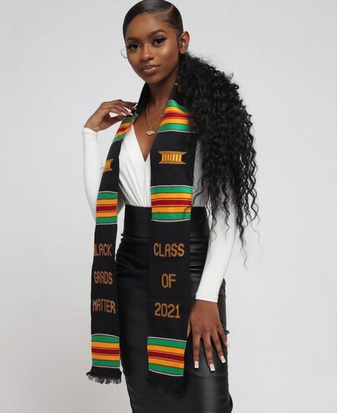 Ponytail For Graduation Cap, Graduation Ponytail With Cap, Graduation Hairstyles With Cap Black, Graduation Hairstyles For Black Women, Graduation Wear, Graduation Goals, Grad Hair, Graduation Outfit College, Graduation Hairstyles With Cap