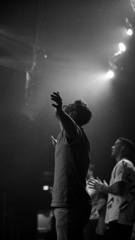 Man Worshipping God, Man Praising God, Praying Photography, Praise And Worship Aesthetic, Men Worshipping, Pray Video, Worship Pictures, Worship Photography, Church Photo Ideas