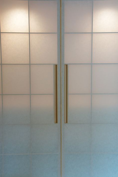 Sliding shoji (Japanese paper) doors - OK,  i found the doors I like...shoji style...maybe even make them pocket doors instead of barn doors Shoji Sliding Doors, Japanese Sliding Doors, Shoji Doors, Japanese Door, Tatami Room, Shoji Screen, Japanese Interiors, Japanese Interior, Interior Barn Doors