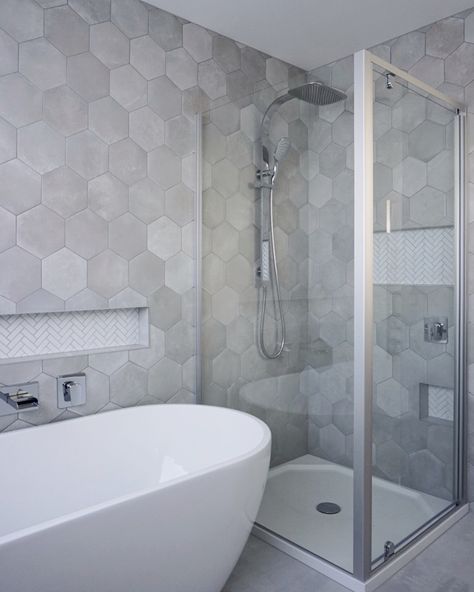 Grey Hexagon Tile, Small Tile Shower, Small Bathroom With Shower, Small Space Bathroom, Bathtub Decor, Interior Tiles, Interior Minimalista, Bathroom Shower Tile, Upstairs Bathrooms