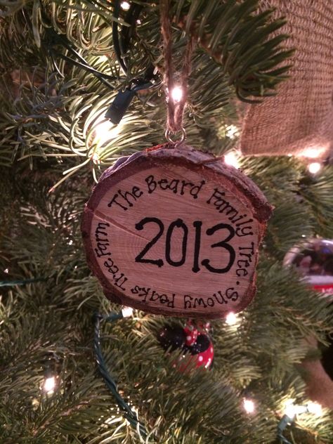 New tradition thanks to Pinterest! Cut a piece of our Christmas tree trunk and make it into an ornament. Christmas Tree Trunk Ideas Wood Slices, Tree Stump Ornament Diy, Wood Trunk, How To Make Labels, Diy Crafts To Do, Homemade Christmas Gifts, Homemade Christmas, Ornaments Diy, Diy Christmas Ornaments