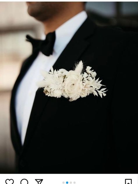 a classic black tux with a contrasting pocket square done with white dried blooms and grasses for a super elegant and modern feel Boutonniere White Rose, Groom Trends, Boutonniere White, Boutonniere Ideas, Pocket Boutonniere, White Pocket Square, Pocket Square Wedding, White Boutonniere, Bridesmaid Colors