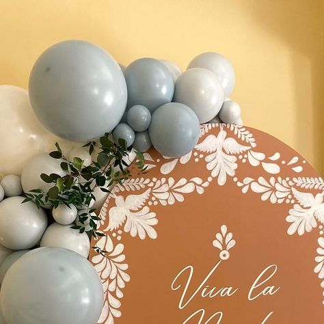 Party + Event Styling on Instagram: "Viva la Novia! 👰🏻‍♀️🤍  Been living for these Mexican inspired set ups!  Big thank you to Junior’s Speakers in Joliet! They went above and beyond to make sure I had the exact clay pots I was looking for! If you are in the area and in need of authentic Mexican handicrafts check them out! 🙌🏽  Backdrop inspired by @lias.balloons & @_bettyflores_   Arch paint color  @gliddenpaints Honey Graham  #vivalanovia #boda #bodamexicana #mexicaninspired #mexicanwedding #lanovia #bridalshower #bridalshowerinspo #despedidadesoltera #bridalshowerdecor #bridalshowerideas #chicagoballoons #chicagoballoondecor #talavera #talaveramexicana #balloonartist #balloonstylist" Talavera Shower Ideas, Mexican Style Bridal Shower Party Ideas, Talavera Backdrop, Talavera Theme Party, Talavera Party Decoration, Mexican Wedding Backdrop, Cielito Lindo Theme, Talavera Party, Talavera Wedding