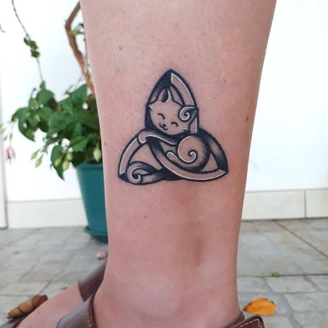 Tattoos To Pay Tribute To Your Spirituality – Self Tattoo Viking Cat Tattoo, Witchy Cat Tattoo Ideas, Celtic Cat Tattoo, Spiritual Cat Tattoo, Spiritual Hand Tattoos, Celtic Art Tattoo, Cat Tatoos, A Cat Tattoo, Spiritual Hand