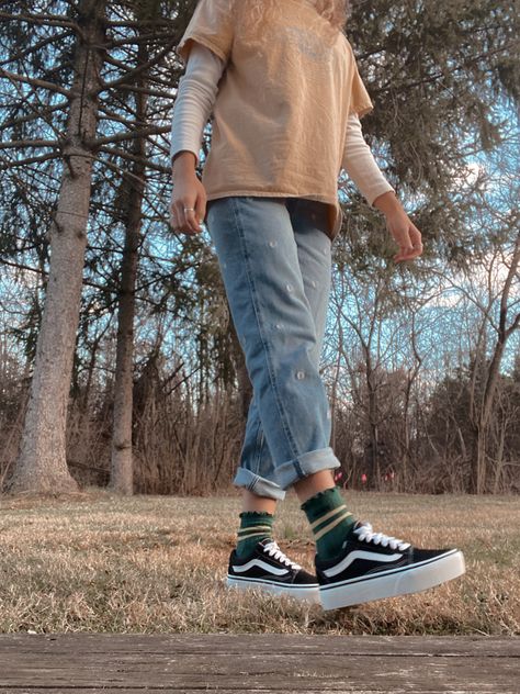 Vans Autumn Outfit, Vans Low Top Outfits, Vans And Socks Outfits Women, Vans With Crew Socks Outfit, Vans Shoes Women Old School, Outfit Ideas Vans Old Skool, Black Vans Platform Outfit, Vans Mte Outfit Women, Outfits To Wear With Checkered Vans