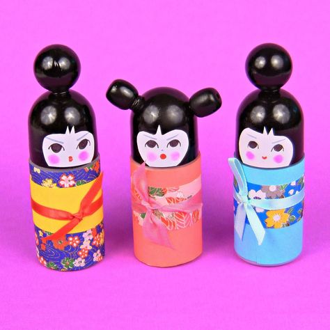 Kokeshi de desodorante roll-on  http://markmontanoblogs.blogspot.com.es/2013/12/kokeshi-doll-diy.html Recycling Projects, Sticky Labels, Peg People, Roll On Bottles, Recycled Projects, Kokeshi Dolls, Japanese Crafts, How To Make Diy, Nesting Dolls