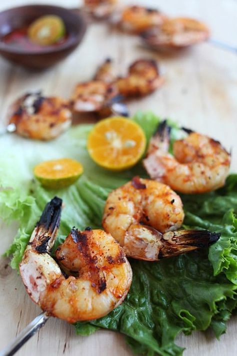 Lemongrass grilled shrimp – delicious grilled shrimp with exotic lemongrass flavors, quick and easy recipe | rasamalaysia.com Tiger Prawn, Sriracha Recipes, Paper Spring, Dip Sauce, Marinated Shrimp, Grilled Shrimp Recipes, Rasa Malaysia, Easy Asian Recipes, Easy Asian