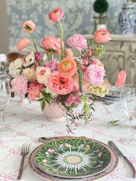 Rose Bow Tablecloths by Diga LInda Large Rose Arrangements, Pink And Green Wedding Table Setting, Pink Floral Arrangements Wedding, Pink Floral Tablescape, Tea Pot Flower Arrangements, Pink Flower Arrangements Wedding, Timeless Wedding Flowers, Whimsical Centerpieces, Tea Party Flowers