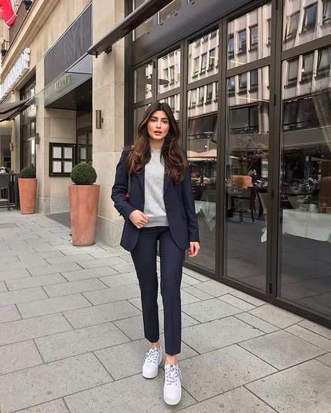 Ayda Hadi, Trench Coat Outfit Fall, Winter Office Outfits, Fall Coat Outfit, Outfit Plan, Paris Outfits, Office Fashion, Military Fashion, Fashion Classy