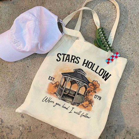 Stars Hollow Tote Bag, Stars Hollow Tote Bag, Gilmore Girls, Vintage Stars Hollow Tote Bag Gift - Etsy Gilmore Girls Tote Bag, Vintage Stars, Christmas Card Art, Girls Tote, Bag Designs, Stars Hollow, Girls Purse, Bag Ideas, Girl Fits