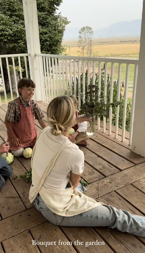 Stay At Home Mom Aesthetic Farm, Southern Mama Aesthetic, Farm Wife Aesthetic, Crunchy Mum, Sahm Aesthetic, Mother Goals, Crunchy Aesthetic, Traditional Wife, Ballerina Farm