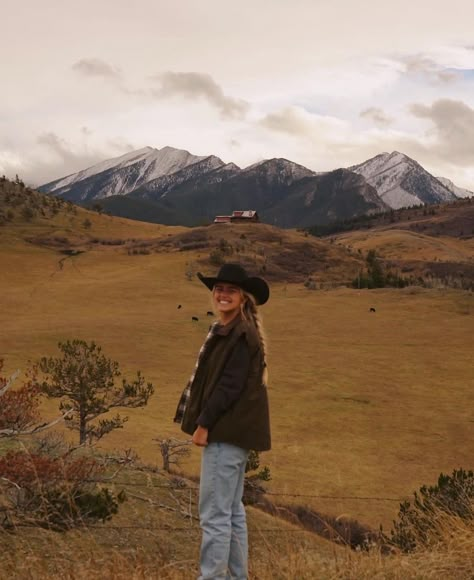 Montana Ranch Life Aesthetic, Granola Western Aesthetic, Western Lifestyle Aesthetic, Western Granola Aesthetic, Montana Outfits Winter, Montana Aesthetic Outfits, Granola Cowgirl Aesthetic, Montana Ranch Aesthetic, Western Granola Outfits