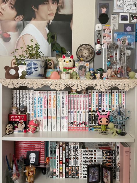 Anime Bookshelf, Bookshelf Inspiration, Kpop Anime, Otaku Room, Room Redesign, Pinterest Room Decor, Study Room Decor, Anime Room, Room Desk