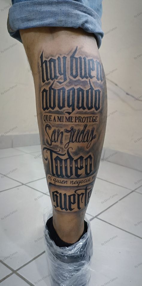 Tatuaje diseñado al gusto del cliente con su frase favorita para llevarla en la piel. Tatuaje de frase " Hay buen abogado que a mí me protege San Judas Tadeo es quien negocia mi suerte" en la parte del chamorro del pie. Dark Art Tattoo, Art Tattoo, Pie, Tattoos