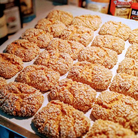 After trying my hand at countless sesame cookie recipes, my Italian girlfriend shared her Aunt Anne's recipe and I knew my search had ended! Basically an anise flavored butter cookie covered in sesame seeds. The smell when removing them from the oven is wonderful! Italian Bake, Anisette Cookies, Italian Easter Cookies, Butterball Cookies, Cranberry Pistachio Biscotti, Persian Desserts, Italian Almond Cookies, Fig Cookies, Seed Cookies