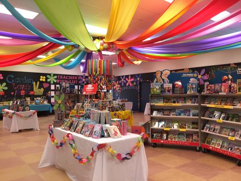 Elementary Book Fair Ideas, Book Fair Spirit Week Ideas, Book Fair Table, Scholastic Book Fair Set Up, Peace Love Books Book Fair, Scholastic Book Fair Games, Reading Land Book Fair, Book Fair Set Up, Book Fair Table Display