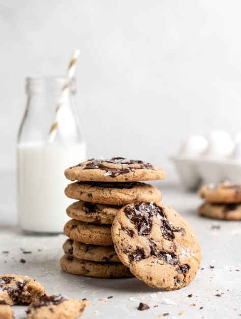 Toffee Milk Chocolate Chip Cookies - Food Duchess Easy Cookies Recipes, Baking Pics, Cookies Photography, Chocolate Chip Cookie Brownies, Aesthetic Baking, Cookies Photo, Crispy Chocolate Chip Cookies, Brown Butter Chocolate Chip, Brown Butter Chocolate Chip Cookies