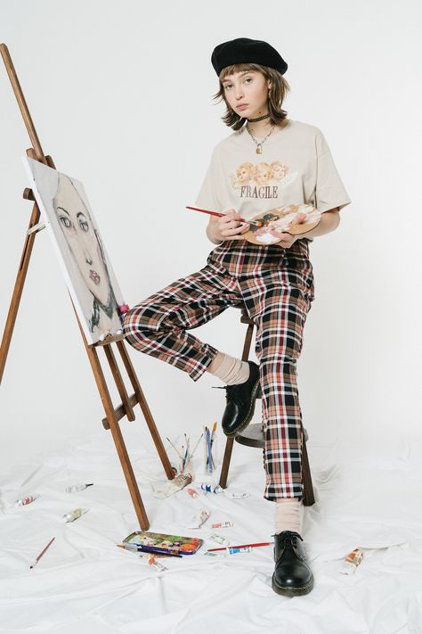 Painter Pants Outfit, Painter Pose, Painter Outfit Aesthetic, Chess Outfit, Art Student Fashion, Painter Clothes, Painter Outfit, Painter Fashion, Vintage Outfits For Women 1950s