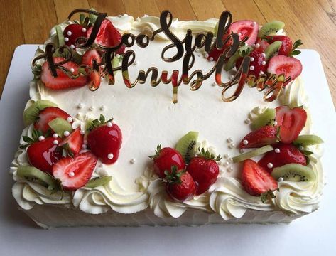 Tres Leches Sheet Cake Decoration, Fruit Sheet Cake Decoration, Strawberry And Kiwi Cake, Tres Leches Cake Design Ideas, Strawberry Sheet Cake Decorations, Decorated Tres Leches Cake, Tres Leches Decorated Cake, Strawberry Cake Square, Tres Leches Sheet Cake