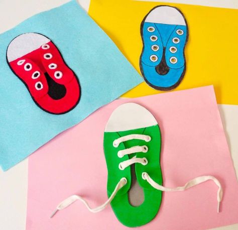 Plantilla imprimible para atar zapatos. Cómo aprender a amarrar agujetas. Material para aprender a amarrarse los cordones. Técnica para aprender a amarrar agujetas. Cómo hacer un zapato de cartón para aprender amarrar agujetas. Plantilla para atar agujetas PDF. Plantilla de zapatos de color. Cómo recortar zapatos de cartón. Moldes de zapatillas. Play School, Quiet Book, Activities For Kids, Poppies, Kids Rugs, Molde