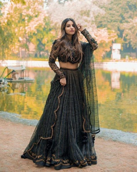 Velvet Lengha Blouse, Marriage Dress Indian Girl, Black Lehnga Dress, Lacha Lengha, Black Lengha Outfit, Long Sleeve Lehenga, 44 Tattoo, Simple Lehenga, Indian Outfits Lehenga