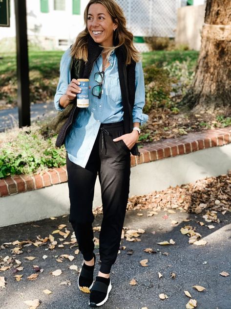 How To Style Joggers in Winter - The Motherchic Chambray Joggers Outfit, Dressy Jogger Pants Outfit Winter, How To Wear Joggers In Winter, Dark Gray Joggers Outfit, Dressed Up Jogger Outfit, How To Style Joggers For Women Casual, Navy Blue Joggers Outfit Women, Joggers With Booties Outfit, How To Style Black Joggers