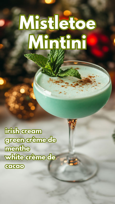 Mistletoe Mintini Mint Liquor Drinks, Mint Christmas Cocktail, Green Christmas Drinks Alcohol, Green Christmas Drink, Mistletoe Drink, Green Christmas Cocktails, Creme De Menthe Drinks, Mistletoe Martini Recipe, Holiday Alcoholic Drinks