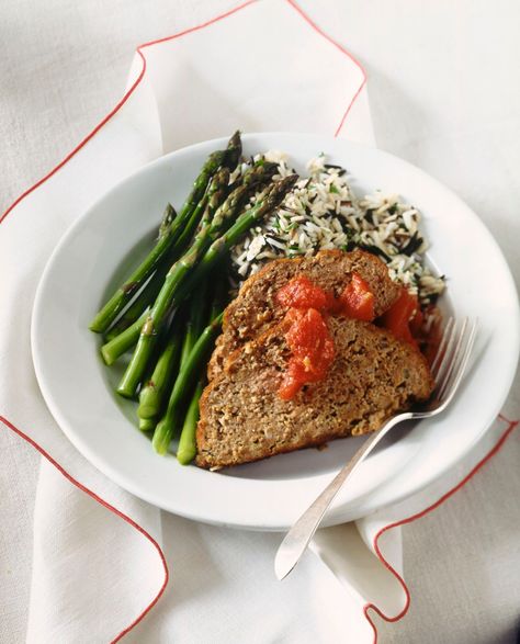 Searching for a twist on meatloaf? Wild rice meatloaf is unbelievably tender and flavorful. Serve with scalloped potatoes for the perfect meal. Meatloaf And Gravy, Gordon Ramsay Yorkshire Pudding, Meatloaf With Gravy, Easy Brown Gravy, Pork Meatloaf, Moist Meatloaf, Rice And Gravy, Meatballs And Rice, Gordon Ramsay Recipe